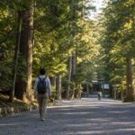 伊勢神宮内宮の参道をゆっくり歩く旅行者の後ろ姿