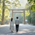 伊勢神宮の参道をイメージした落ち着いた和の風景、朝のやわらかい光、鳥居や木々、参道を歩くカップルの後ろ姿