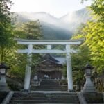 三重県桑名市の山麓にある歴史ある神社、多度大社をイメージしたブログ用アイキャッチ