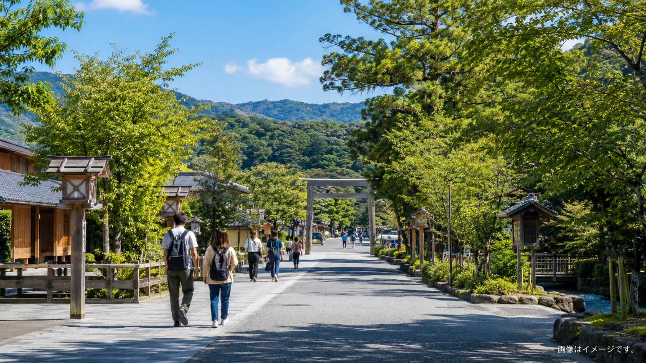 伊勢神宮の日帰り電車観光をテーマに、伊勢市駅から外宮へ向かう旅行者