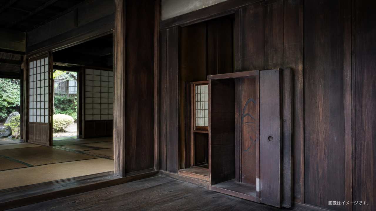 伊賀の忍者屋敷をイメージした古い木造建築、からくり扉や畳の部屋