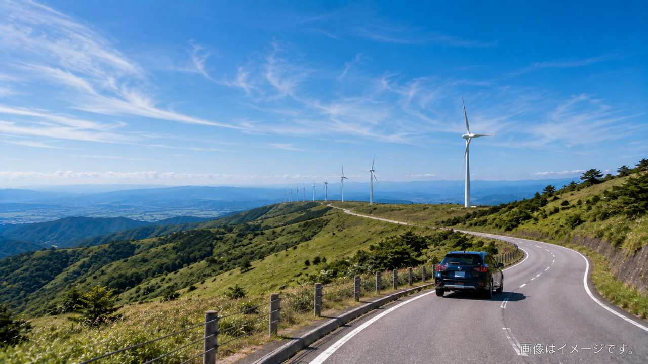 青山高原公園道路を走る車と稜線に並ぶ風車